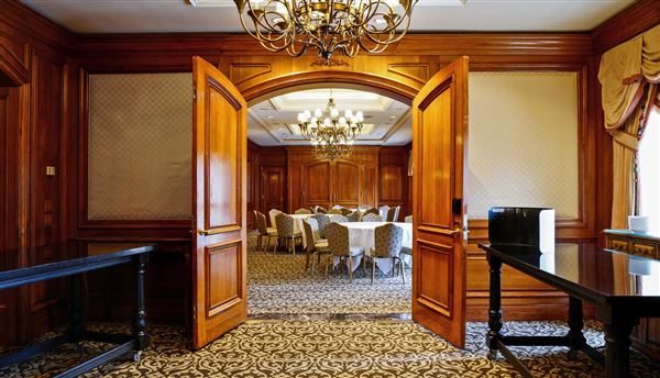 The Fairmont Royal York Hotel - 19th Floor Executive Hallway to Salon 2 (1/31/2020)